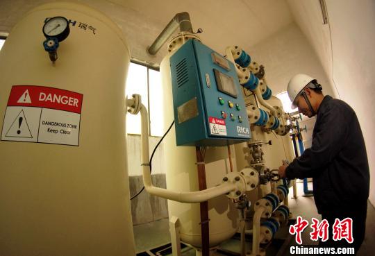 中央儲備糧贛州直屬庫有限公司一車間內(nèi)制氮設(shè)備正在作業(yè)。　王昊陽 攝